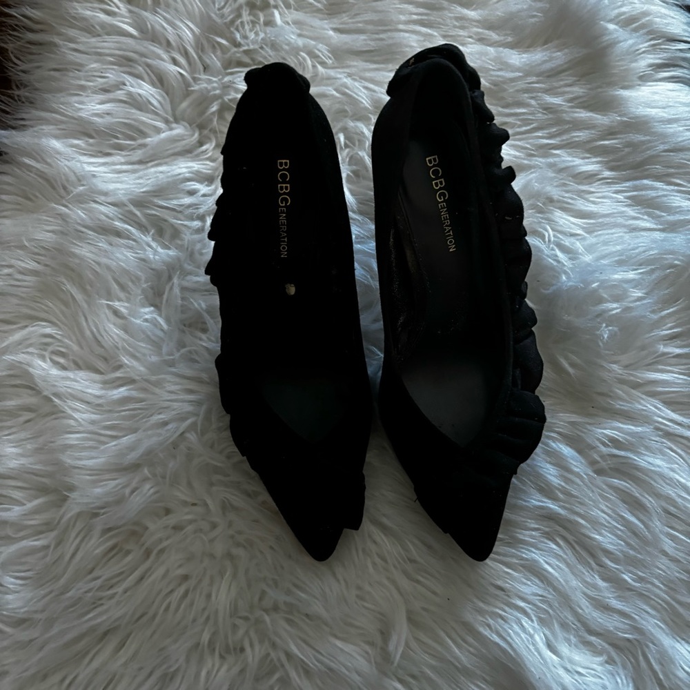 Bcbg generation Size 9 Pointed Suede Pumps with Ruffle Details